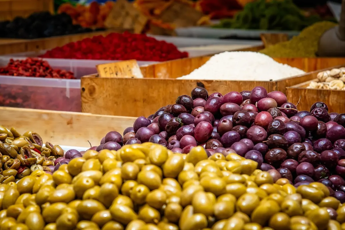 Sketching London's Markets: A Guide to Capturing Busy Scenes